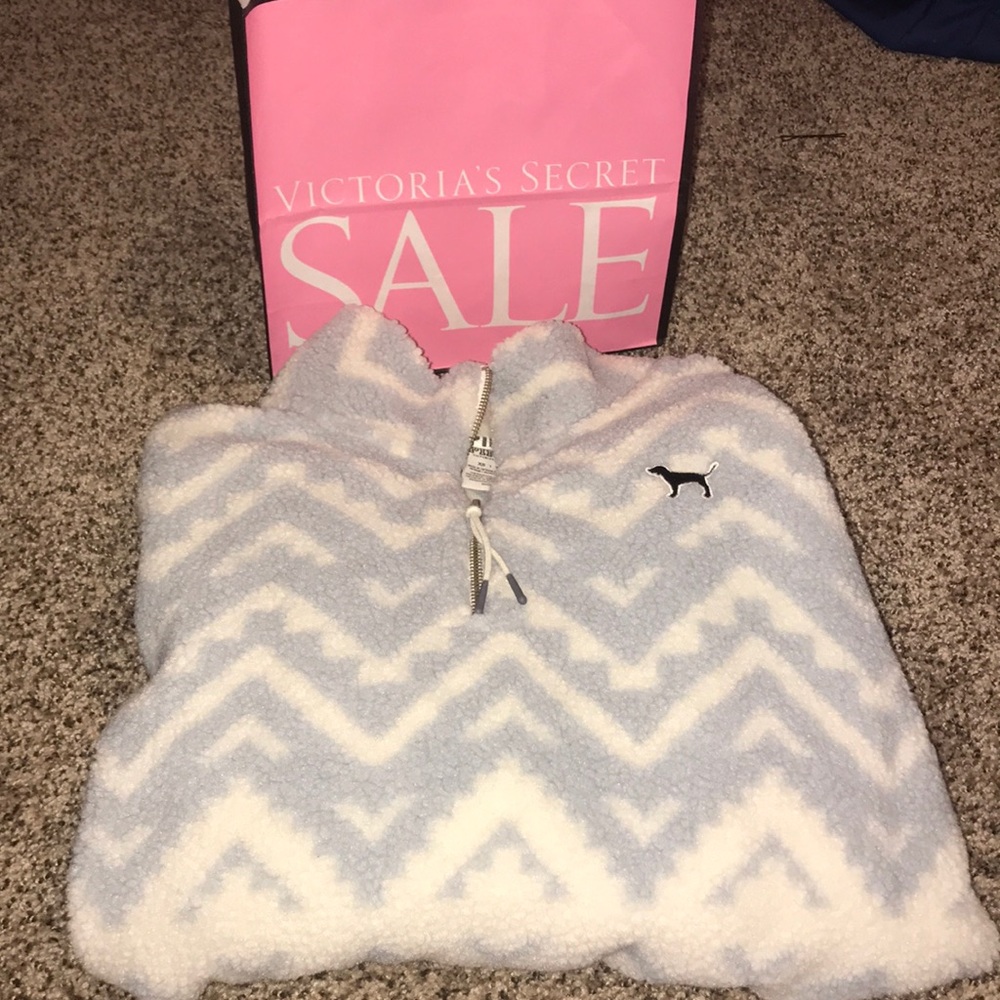 ⭕️SOLD⭕️ PINK VS Boyfriend Sherpa Sweater